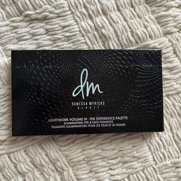 Danessa Myricks Beauty Lightwork Vol. III The Experience palette! - Picture 2 of 4